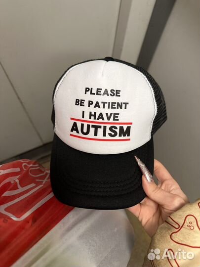 Кепки тракеры с надписью autism