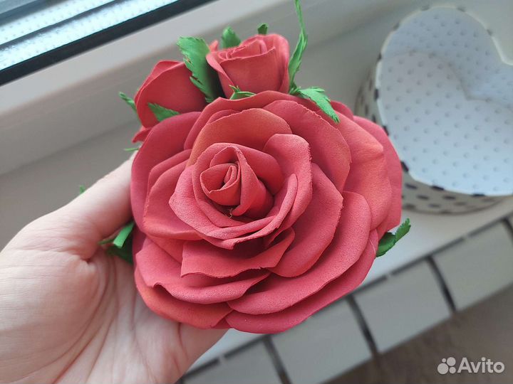 Брошь Красные розы