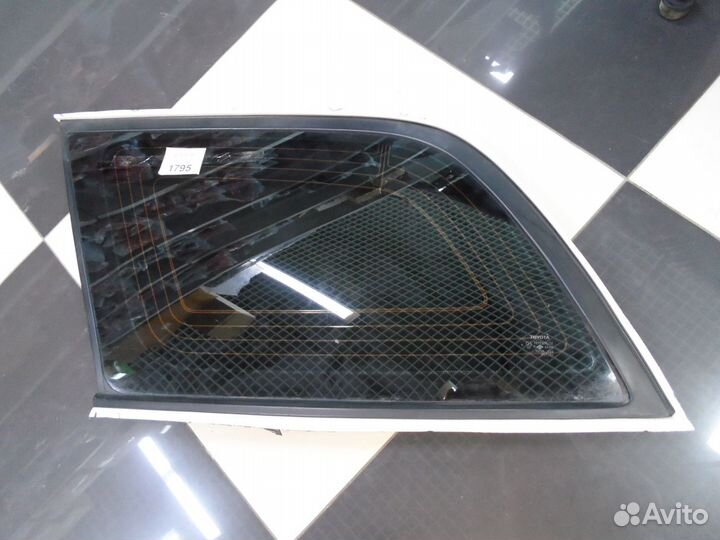 Стекло собачника Toyota Caldina L