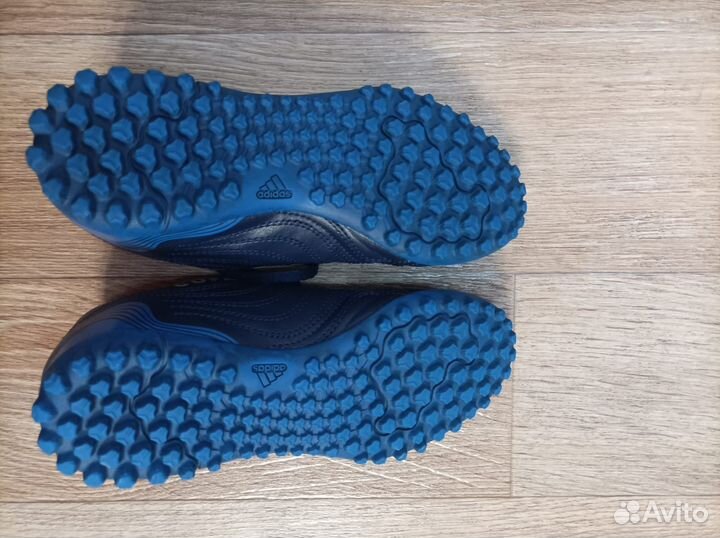 Футбольные бутсы Adidas с шипами