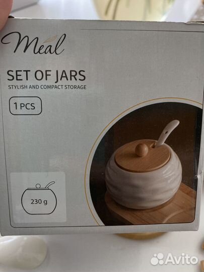 Белая фарфоровая сахарница