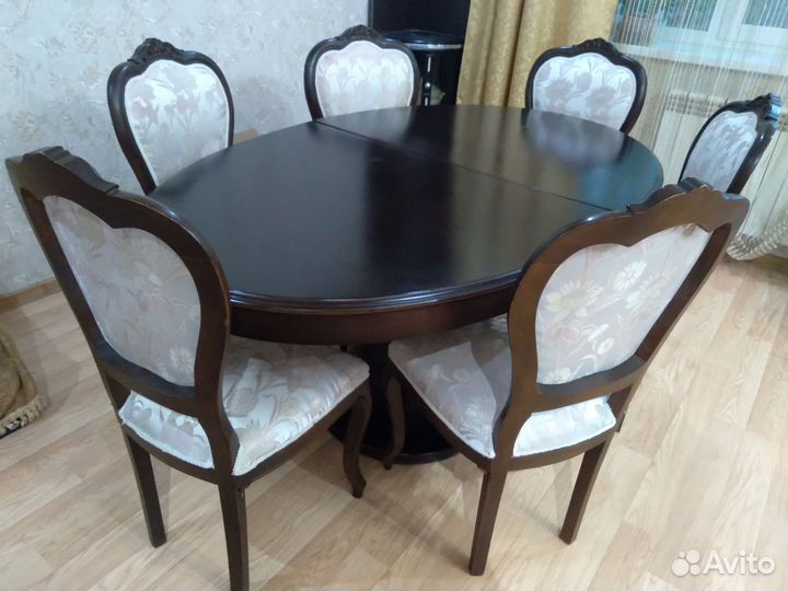 Обеденный стол и стулья