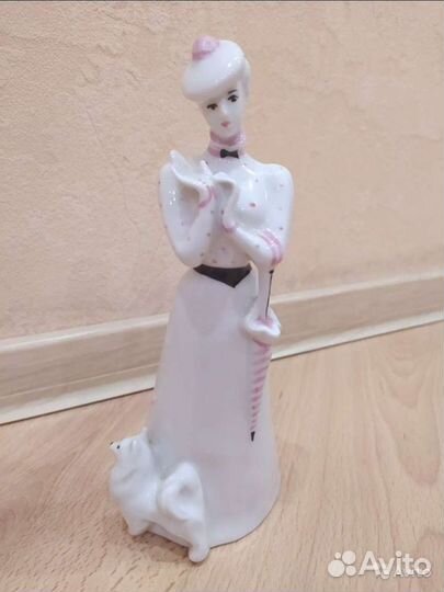 Статуэтка фарфоровая Дама с собачкой