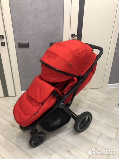 Прогулочная коляска с надувными колесами