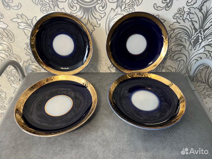 Фарфоровые блюдца 