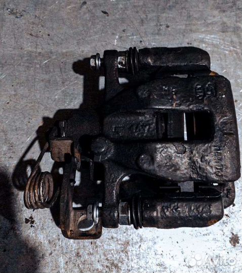 Задний левый тормозной суппорт Xyundai Solaris 1