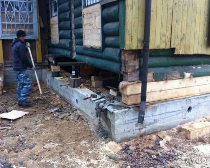 Строительная бригада по замене венцов