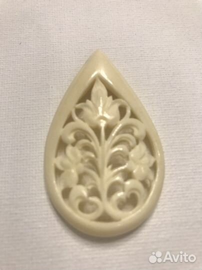 Костяной кулон