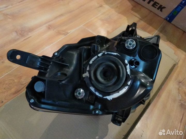 Фара Toyota Vitz, левая