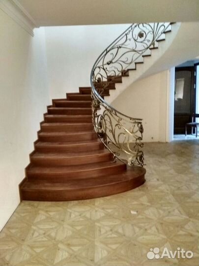 Деревянные лестницы и кованные перила