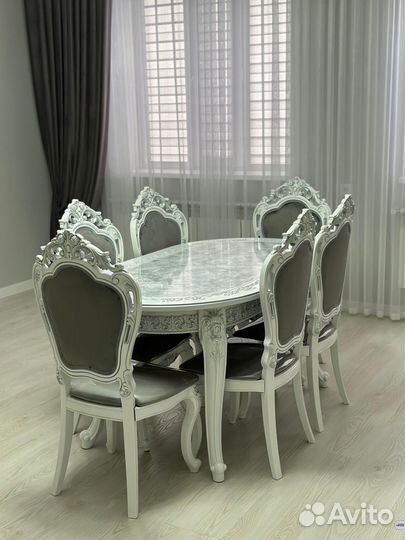 Стол и стулья в гостиную. В наличии