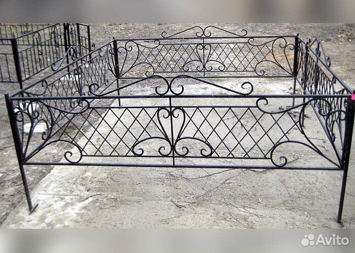 Оградки на кладбище. Садовое ограждение