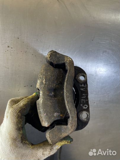 Суппорт передний правый Renault Sandero 2009 2014