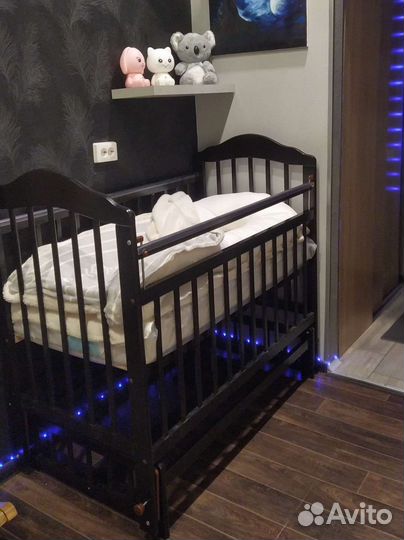 Детская кроватка с поперечным маятником