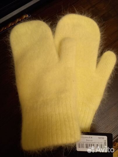 Вязаная зимняя шапка и варежки