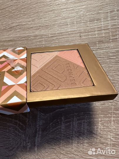 Bronzer Пудра бронзирующая c эффектом сияния