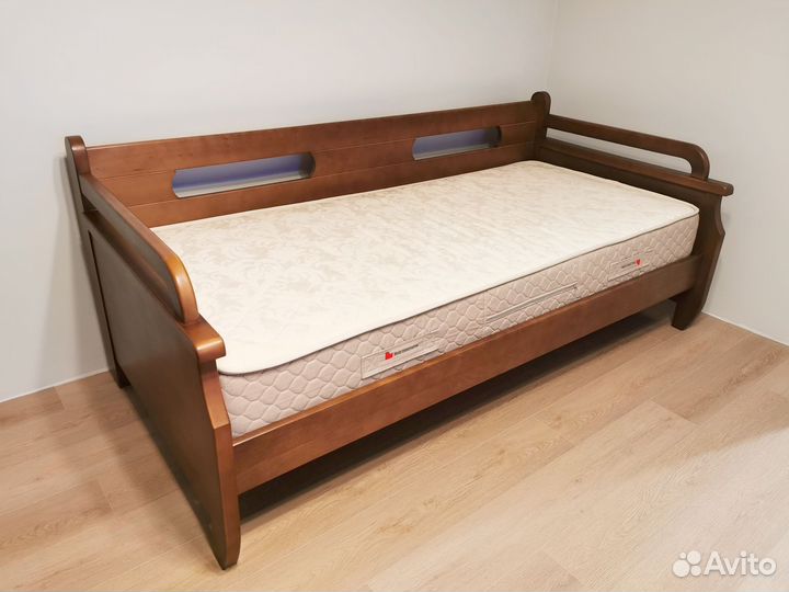 Кровать из массива бука с матрасом и тумбочкой