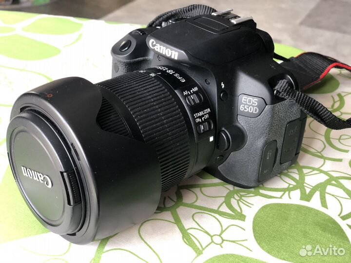 Фотоаппарат canon 650d с объективом и фотовспышкой