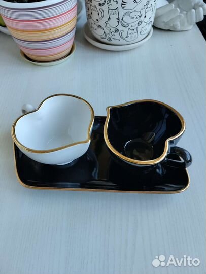 Две чашки сердечки на подставке