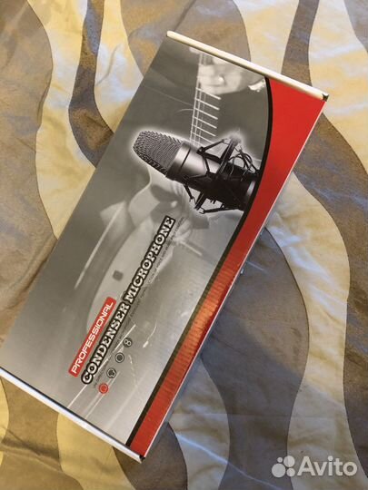 Конденсаторный микрофон на стойке