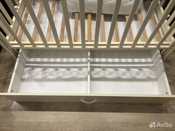 Детская кроватка с маятником и ящиком