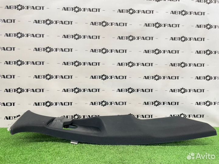 Обшивка центральной стойки правая Mercedes E63 Amg