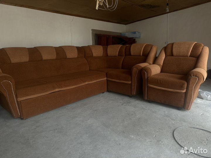 Угловой диван и два кресла