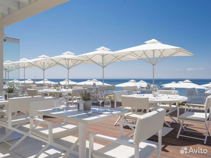 Большой пляжный зонт на центральной опоре