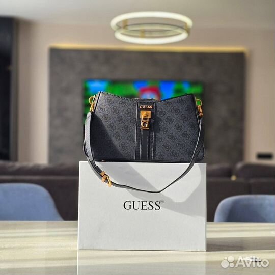 Утонченная черная сумка Guess для стильных женщин