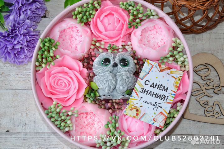 Красивая композиция в круглой подарочной коробке