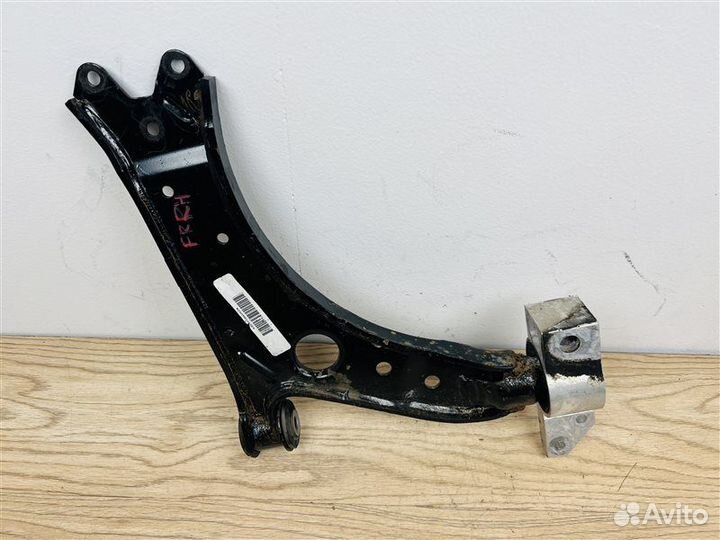 Рычаг подвески передний правый Volkswagen Jetta 5