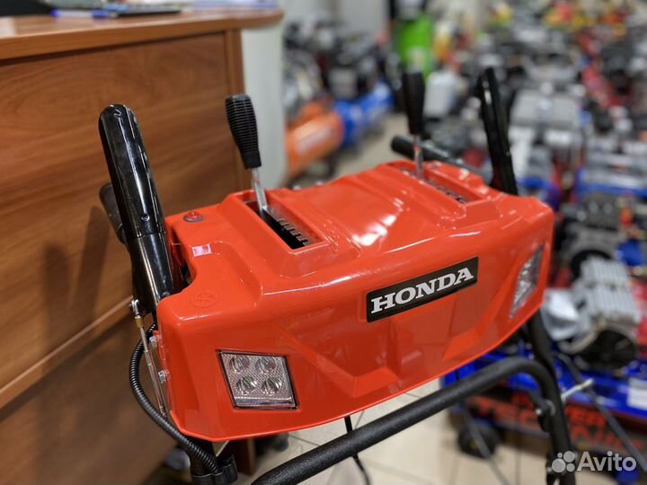 Снегоуборочная машина Honda