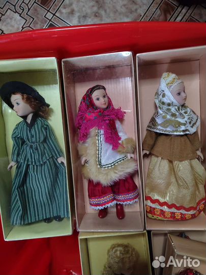 Кукла фарфоровая