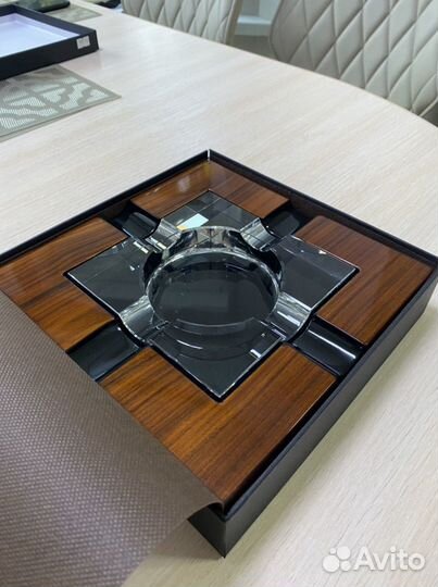 Сигарная пепельница Howard Miller (розовое дерево)