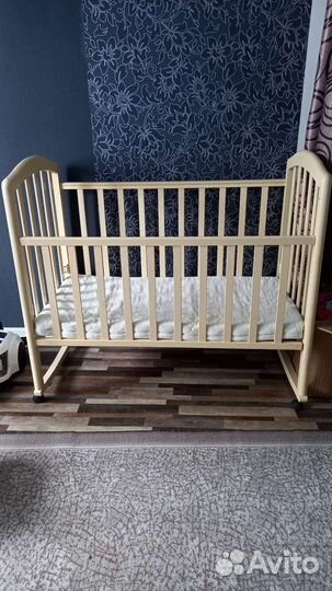 Детская кроватка с матрасом и бортиком