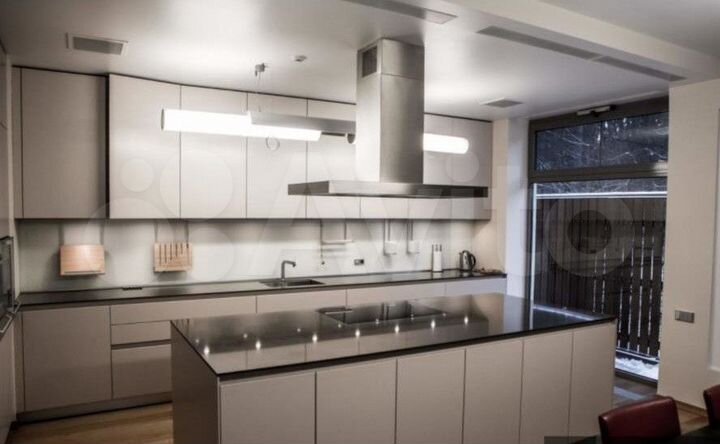 Коттедж 680 м² на участке 12 сот.