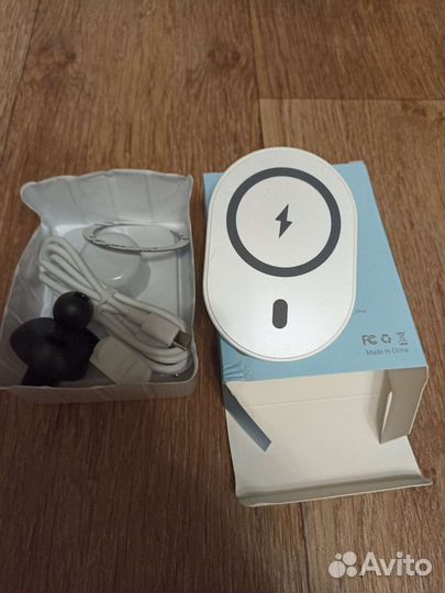 Автомобильный держатель с беспроводной зарядкой