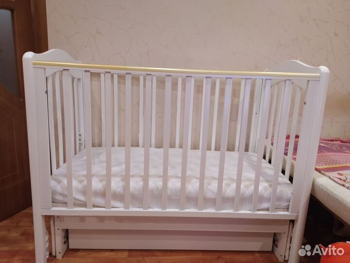Детская кроватка с поперечным маятником