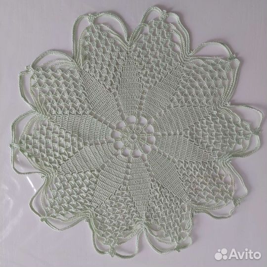 Зелёная салфетка вязаная крючком, диаметр 35см