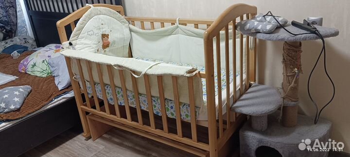 Детская кроватка с маятником
