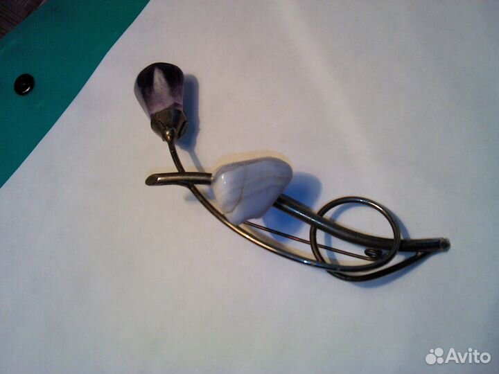 Брошь с камешками