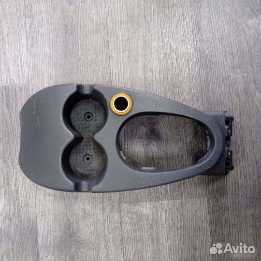 Консоль между сидений Renault Logan