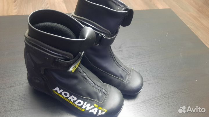 Лыжные ботинки