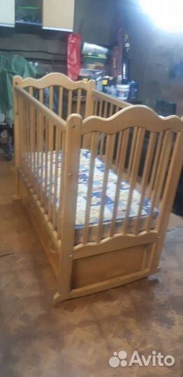 Детская кроватка с маятником и ящиком