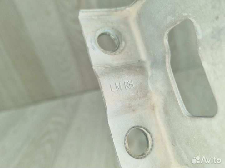 Петля капота правая Hyundai Ix35