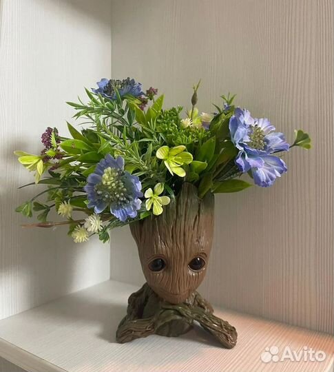 Композиция из искусственных цветов