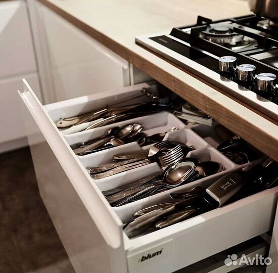 Угловая в потолок кухня на заказ