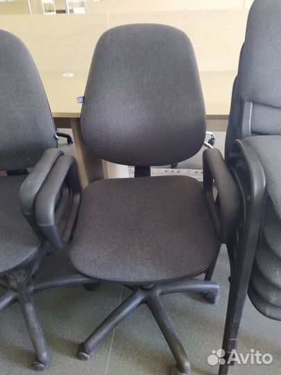 Мебель офисная: столы, кресла, тумбочки, диваны