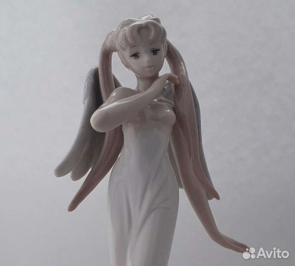 Фарфоровая статуэтка Ангел Pavon