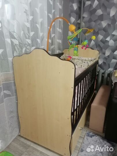 Детская кроватка с маятником и ящиком